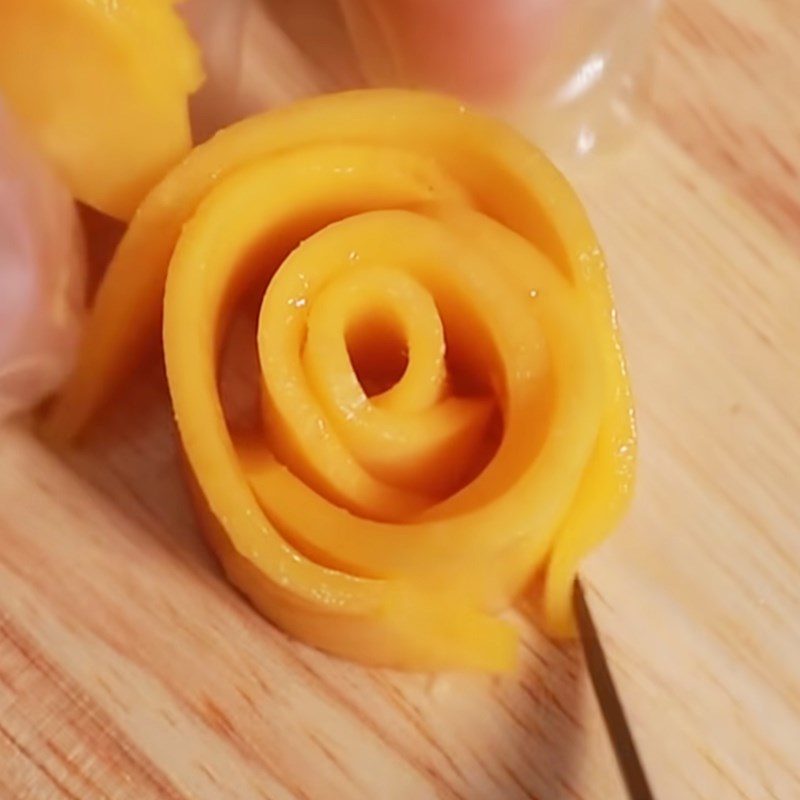 Step 4 Prepare the mango and arrange the rose jelly