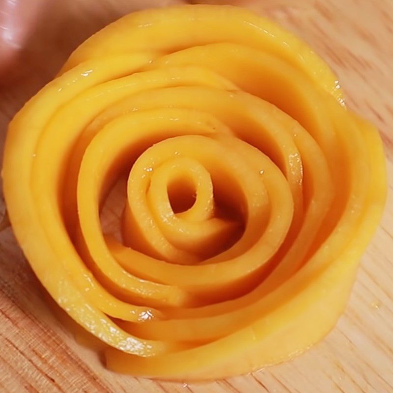 Step 4 Prepare the mango and arrange the rose jelly