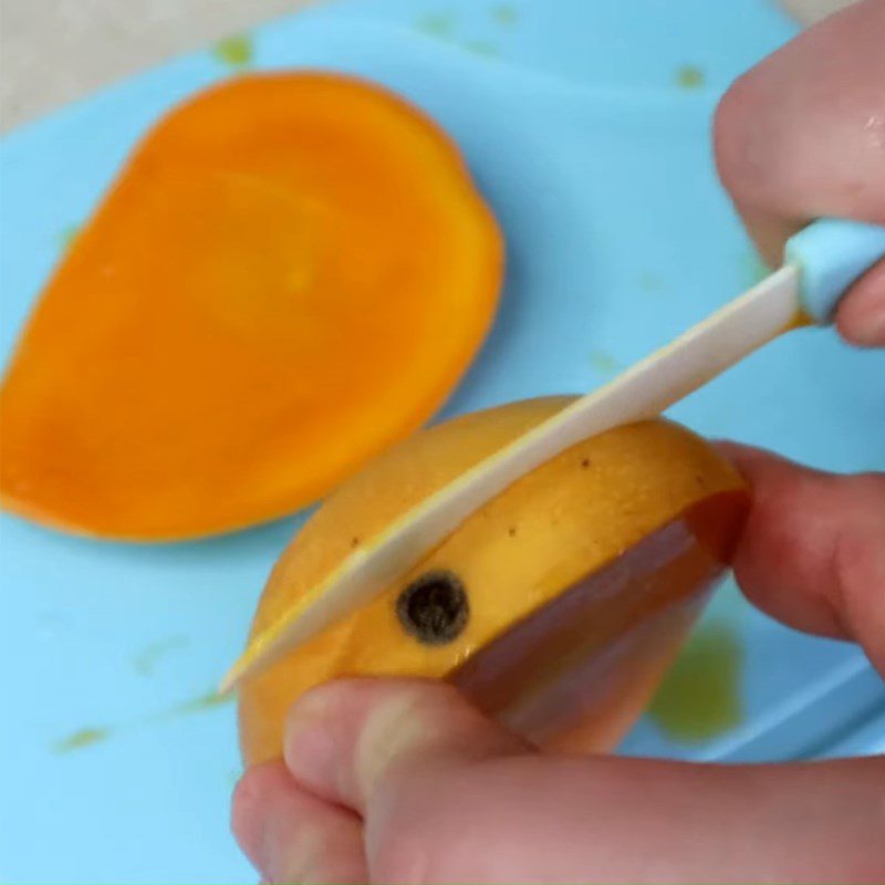 Step 3 Prepare the mango Mochi cake with mango filling