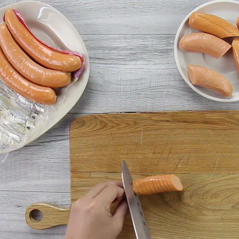 Step 2 Prepare the sausages for spicy cheese sauce sausages