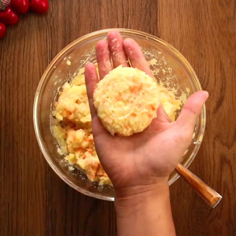 Step 4 Shape and fry the cakes Fried potato chicken cake