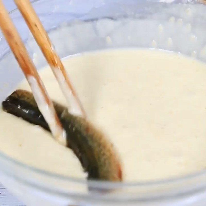 Step 4 Coat with batter and fry the fish Fried eel with sesame