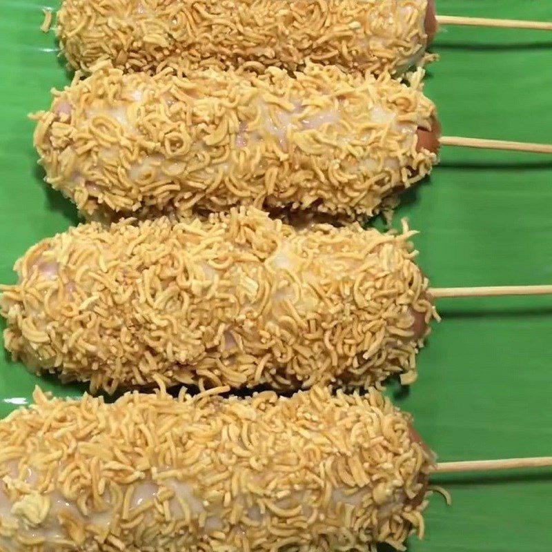 Step 3 Breading and coating the sausage with instant noodles Fried sausage with instant noodles