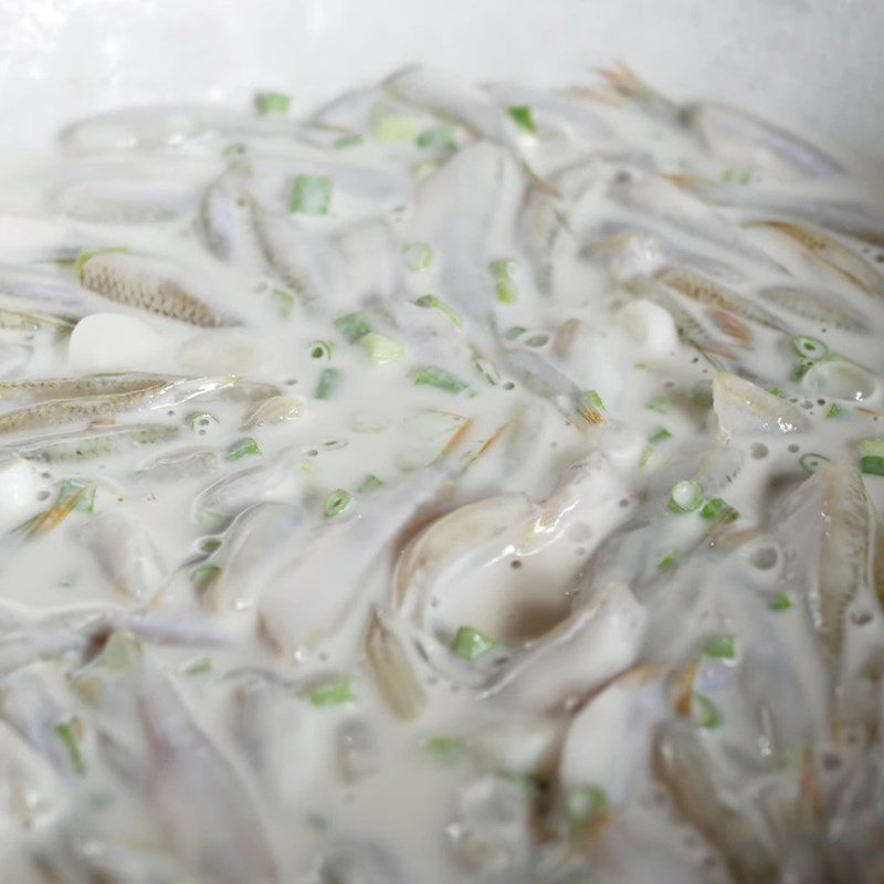 Step 4 Coating fish with flour Fried snakehead fish