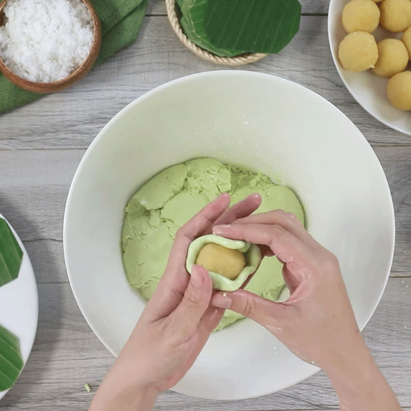 Step 5 Shaping the cake Pandan leaf cake with mung bean filling