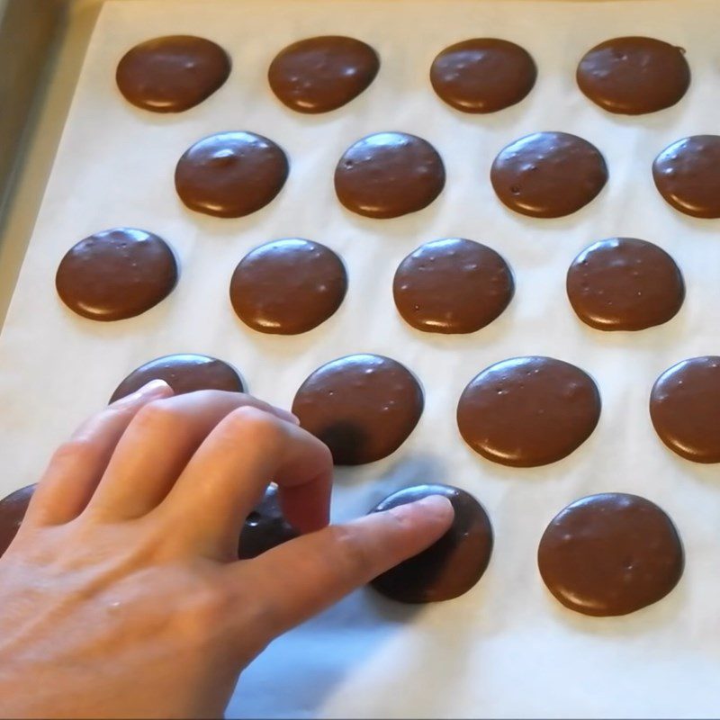 Step 3 Shaping the cake Chocolate macaron with flour