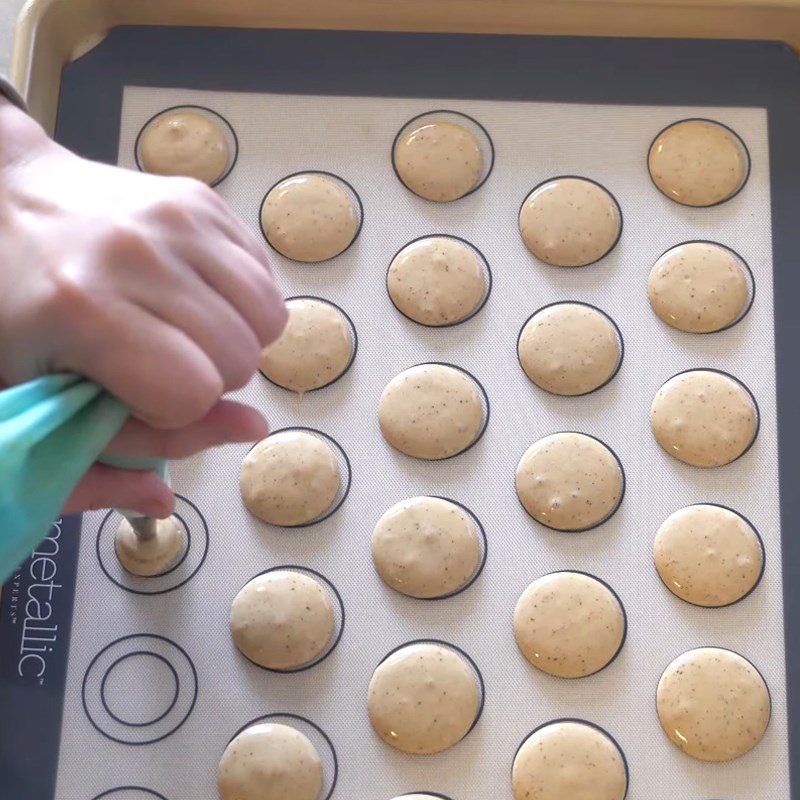 Step 3 Shaping the cake Coffee macaron with flour