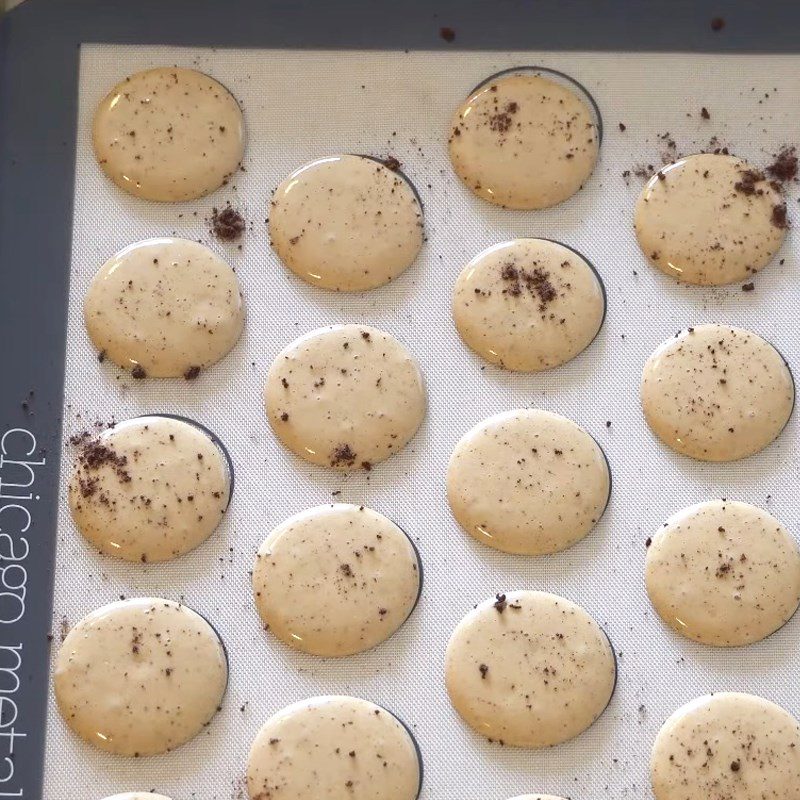 Step 3 Shaping the cake Coffee macaron with flour