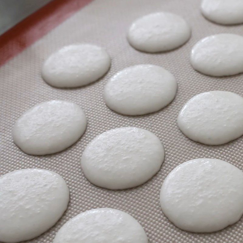 Step 3 Shaping the cake Coconut macaron with flour