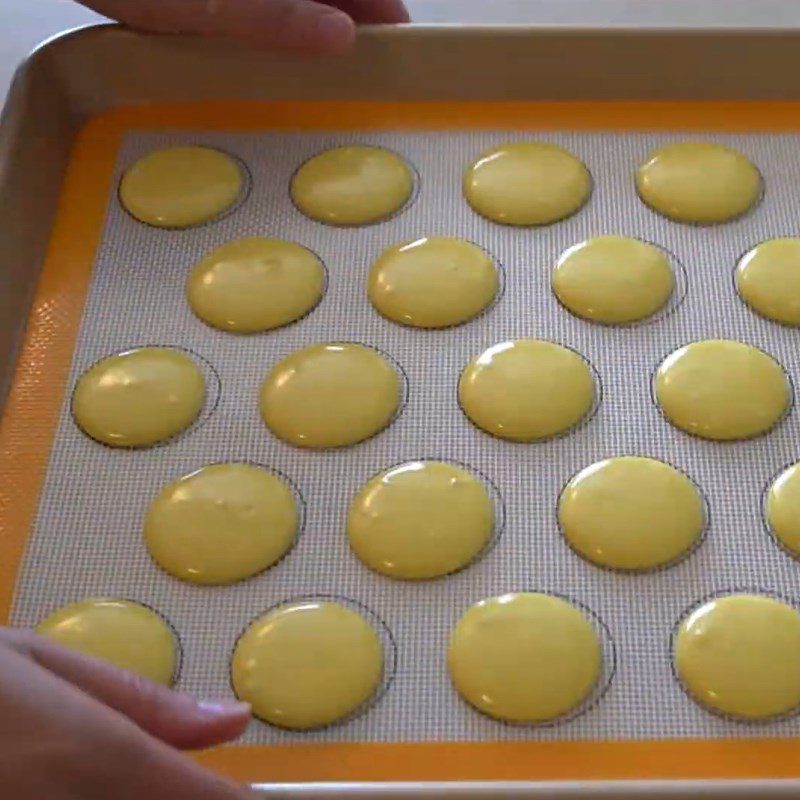 Step 3 Shaping the cake Lemon macaron with flour