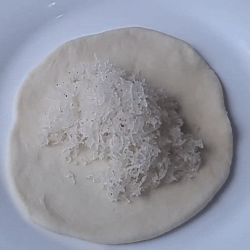 Step 3 Shaping the coconut-filled buns