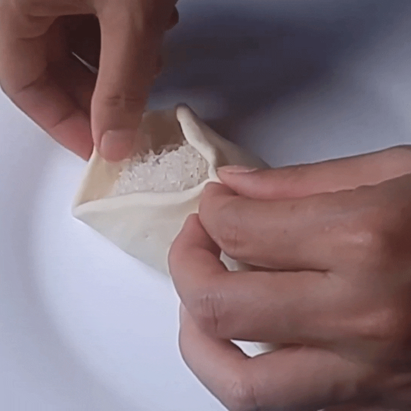 Step 3 Shaping the coconut-filled buns