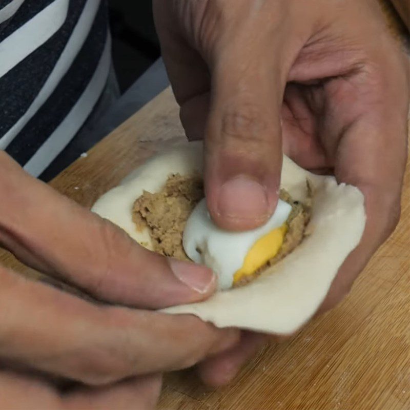 Step 4 Shaping the pate bun Fried pate buns