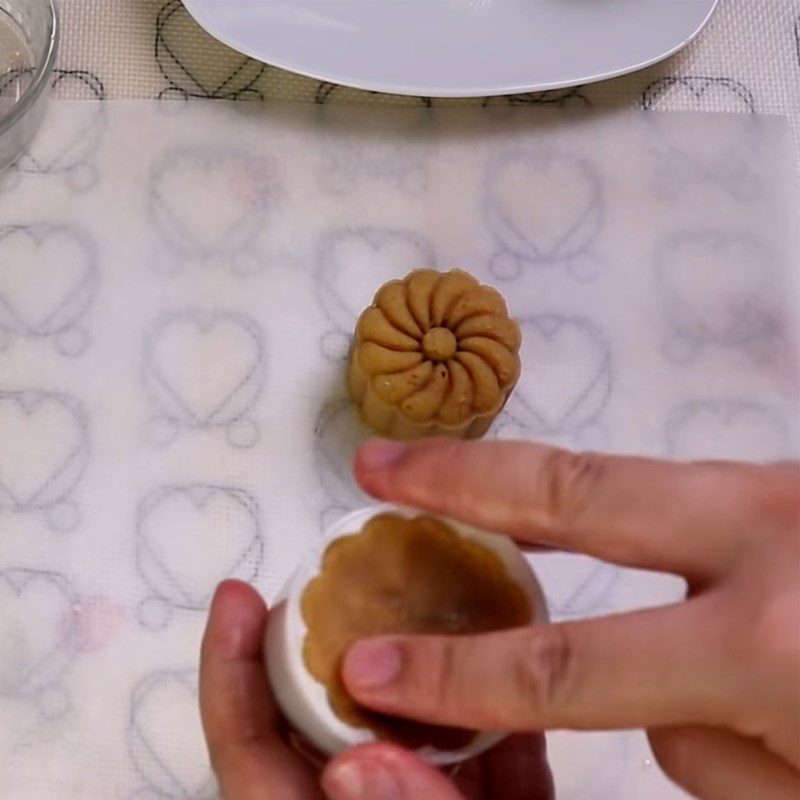 Step 5 Shape the mooncake Mooncake mixed for dieters