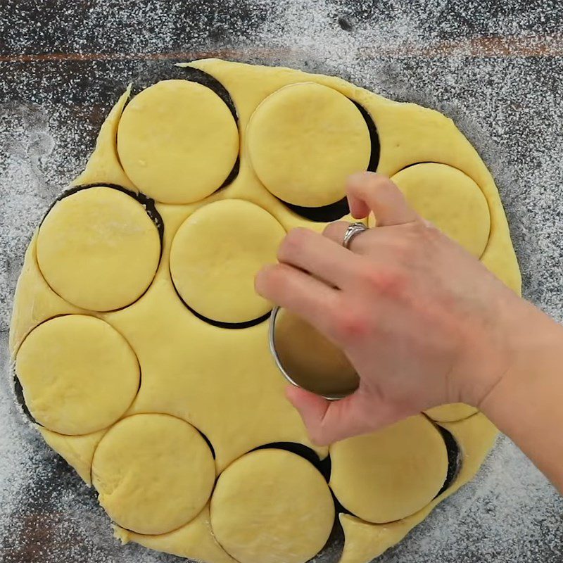 Step 3 Shape the donuts and let them rise for the second time Baked donuts with jam filling