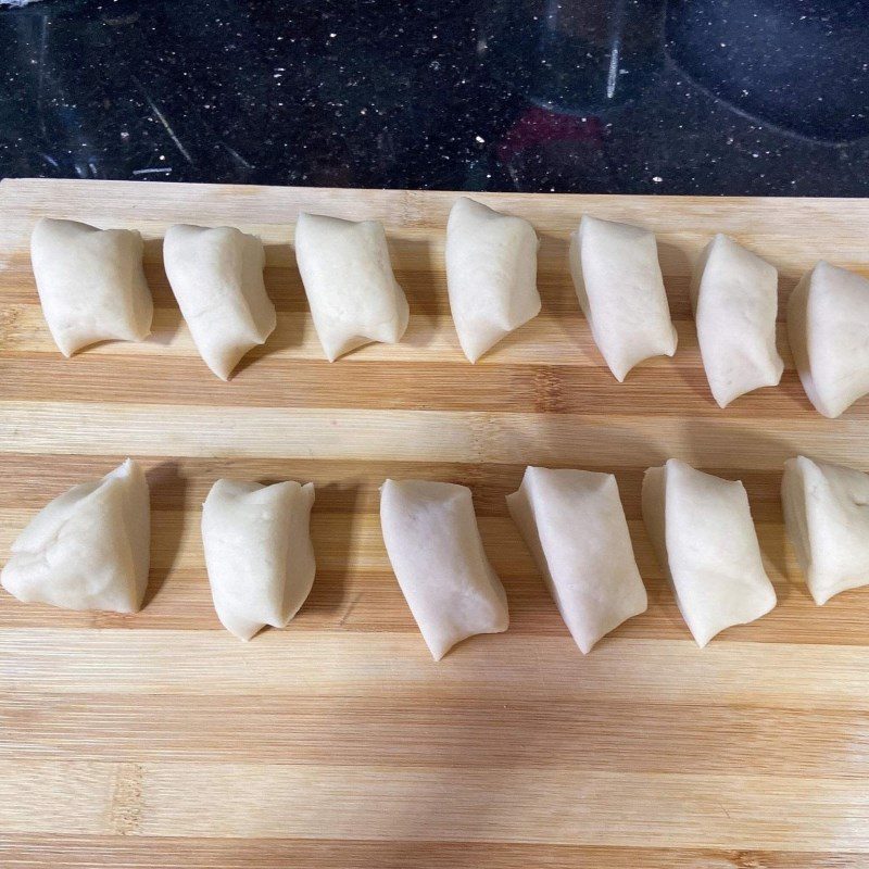 Step 2 Shape the dough Fried flour cake with sugar filling