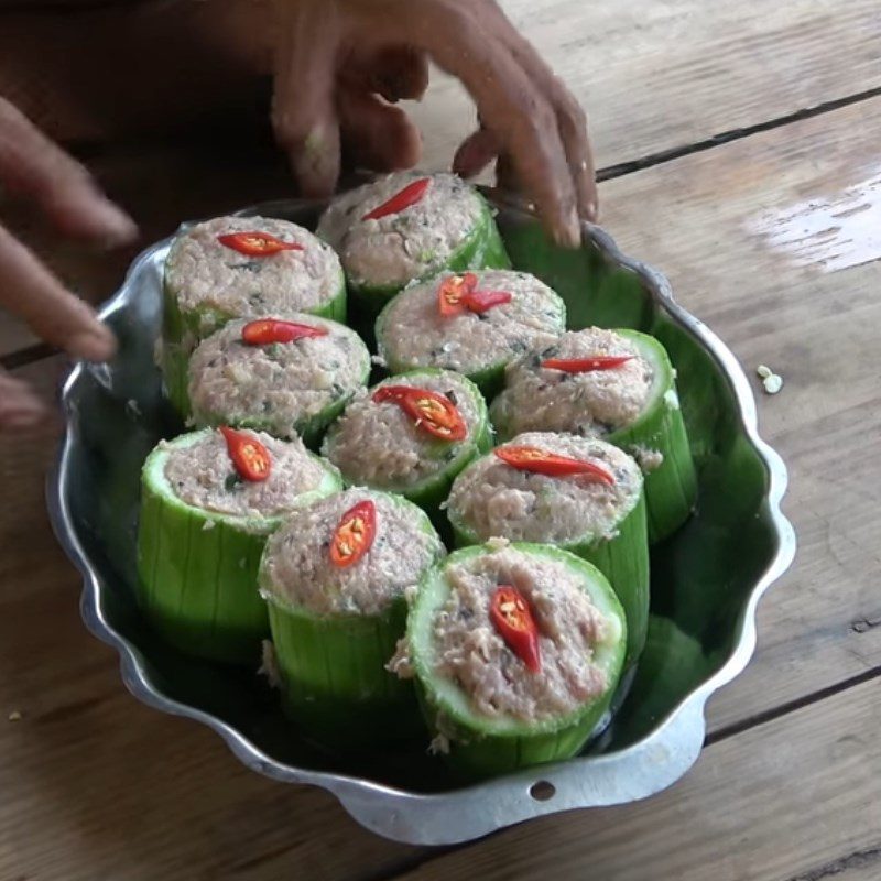 Step 3 Shaping the fish cake Steamed mackerel with sponge gourd