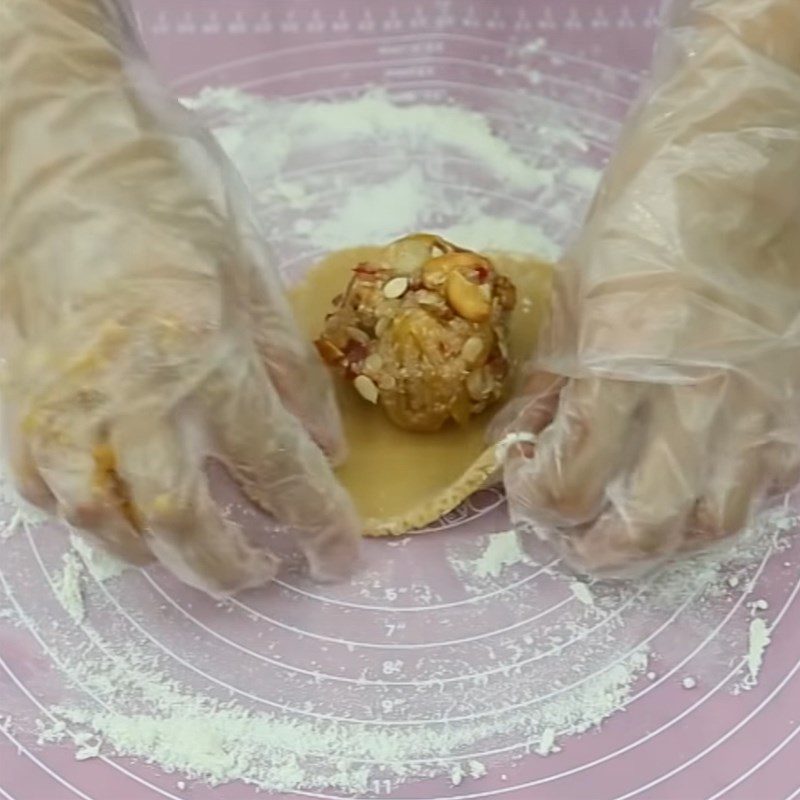 Step 4 Shaping the cake Mooncake with mixed filling