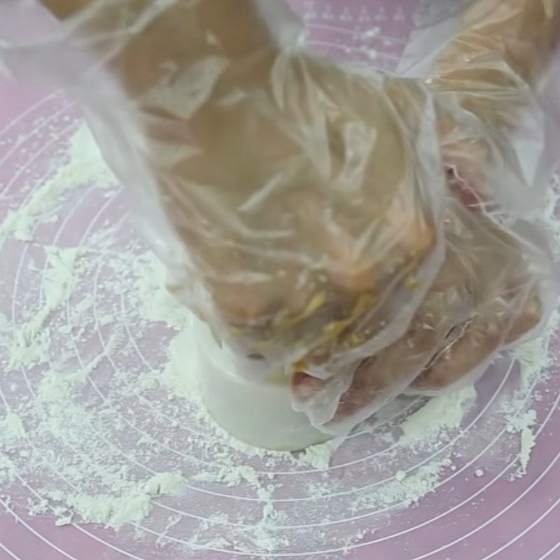 Step 4 Shaping the cake Mooncake with mixed filling