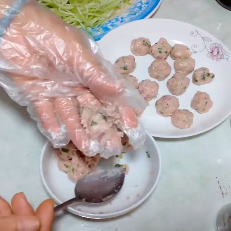 Step 4 Shape the meatballs and cook the soup Soup with winter melon and meatballs