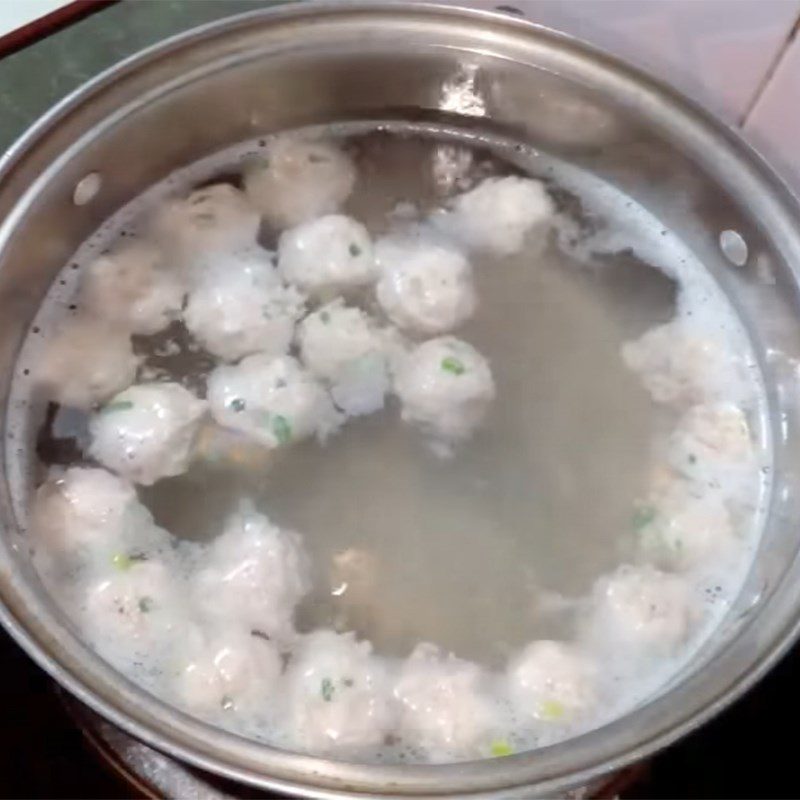 Step 4 Shape the meatballs and cook the soup Soup with winter melon and meatballs