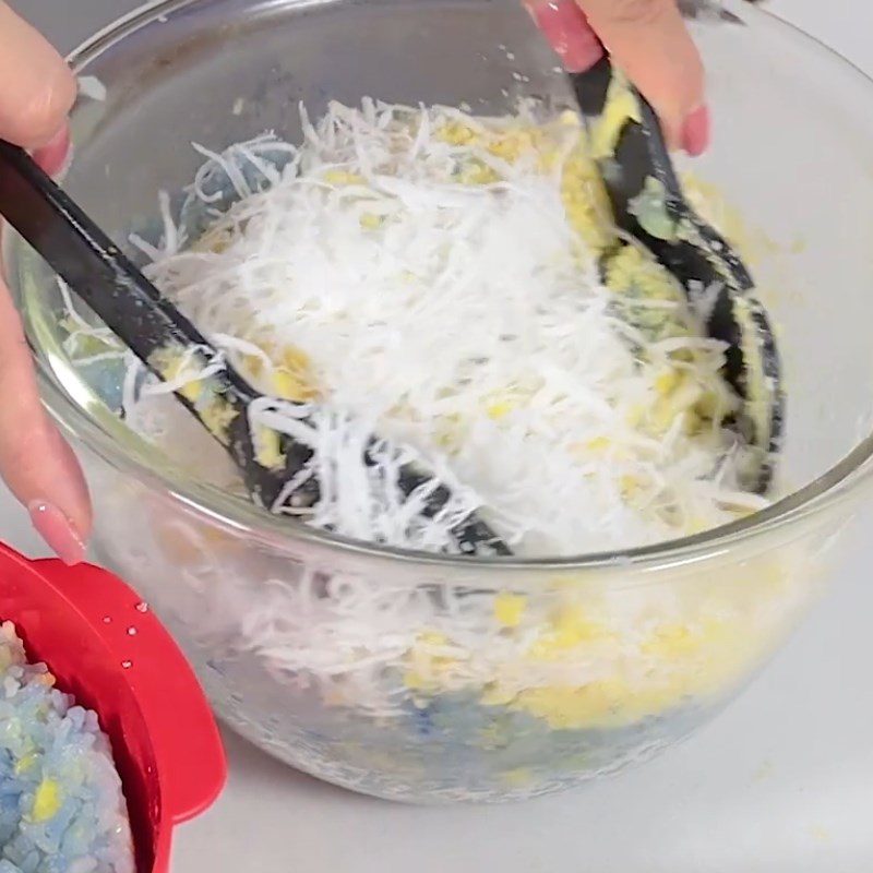 Step 5 Forming the heart shape Butterfly pea flower sticky rice with mung beans in heart shape