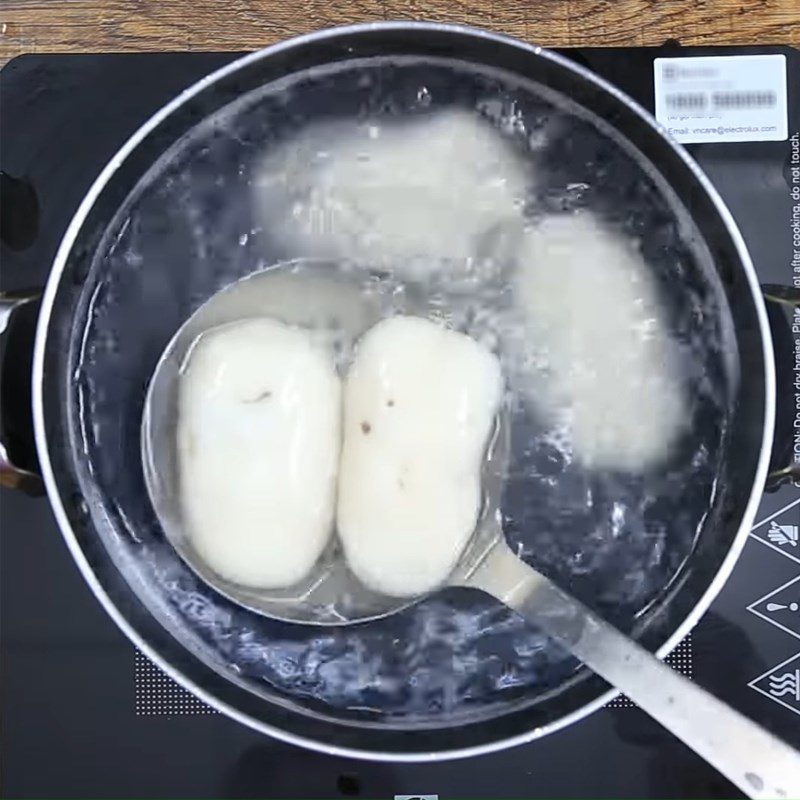 Step 4 Shaping and boiling the meat-filled rice cakes