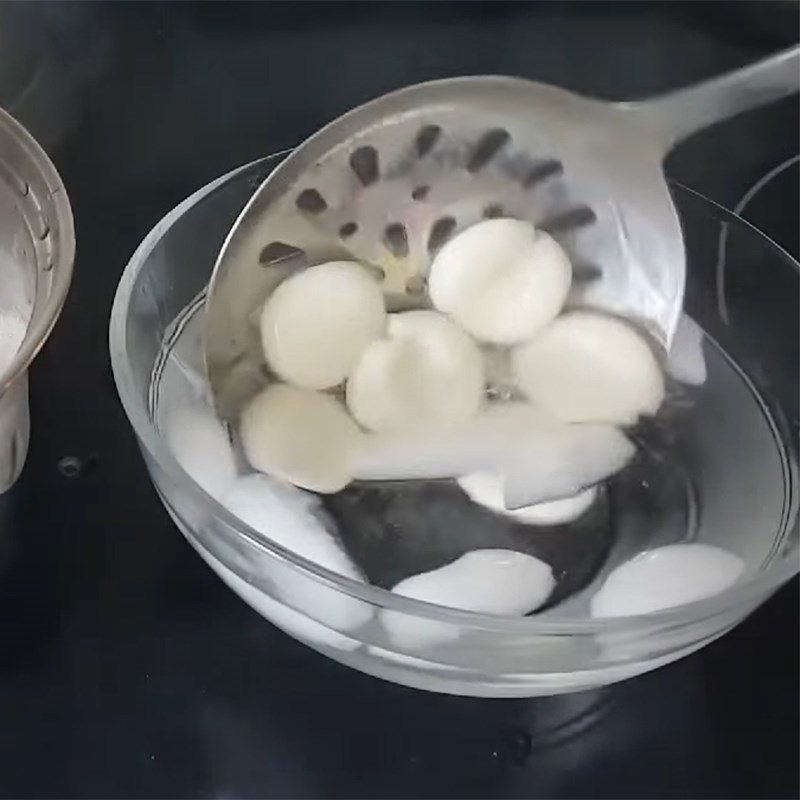 Step 3 Shape and boil the sticky rice cake with green tea ice