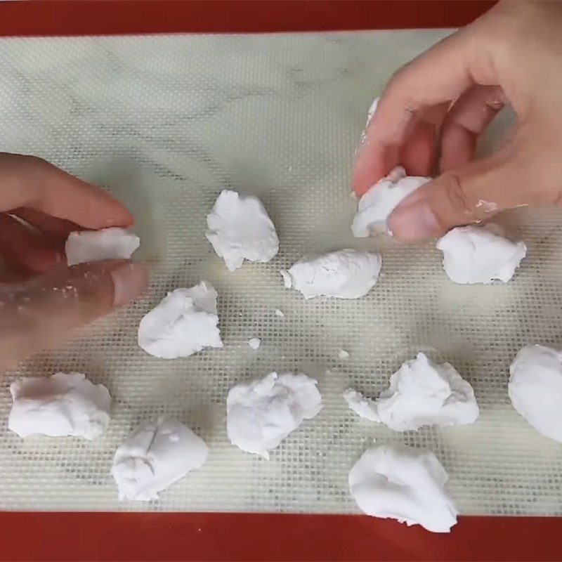 Step 3 Shape and boil the sticky rice cake with green tea ice