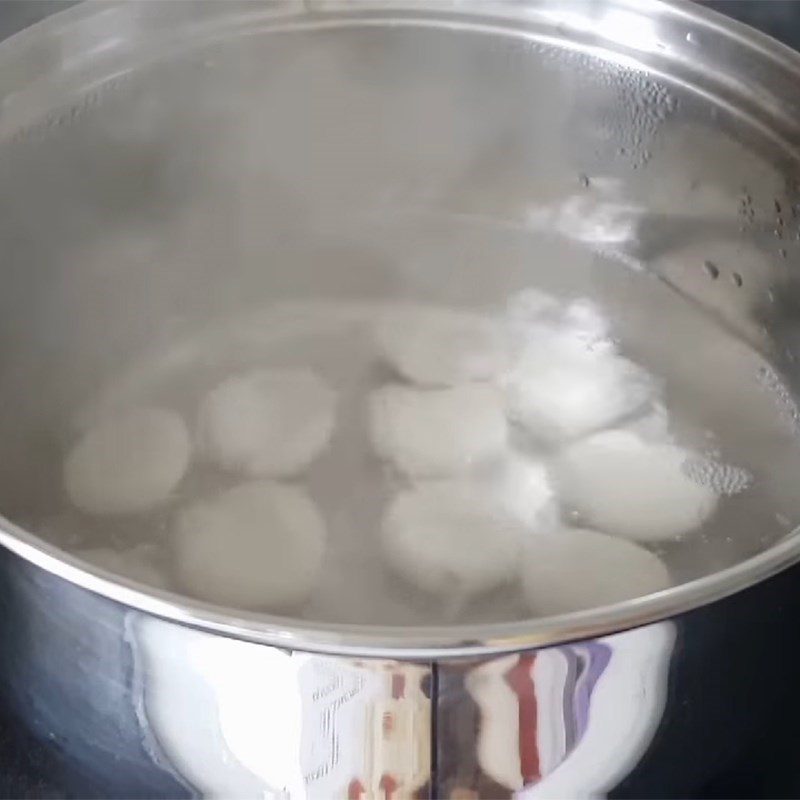 Step 3 Shape and boil the sticky rice cake with green tea ice