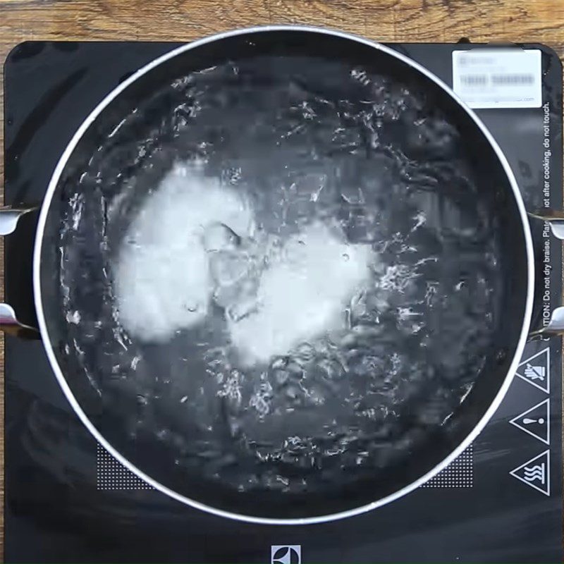 Step 4 Shaping and boiling the meat-filled rice cakes