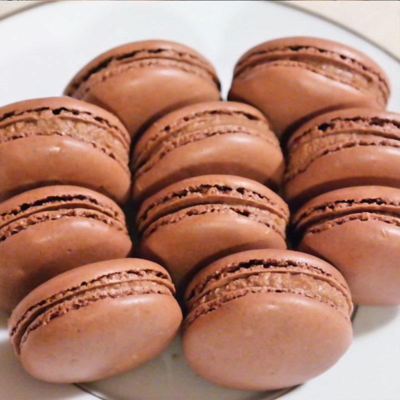 Step 7 Finished product of chocolate macarons with flour