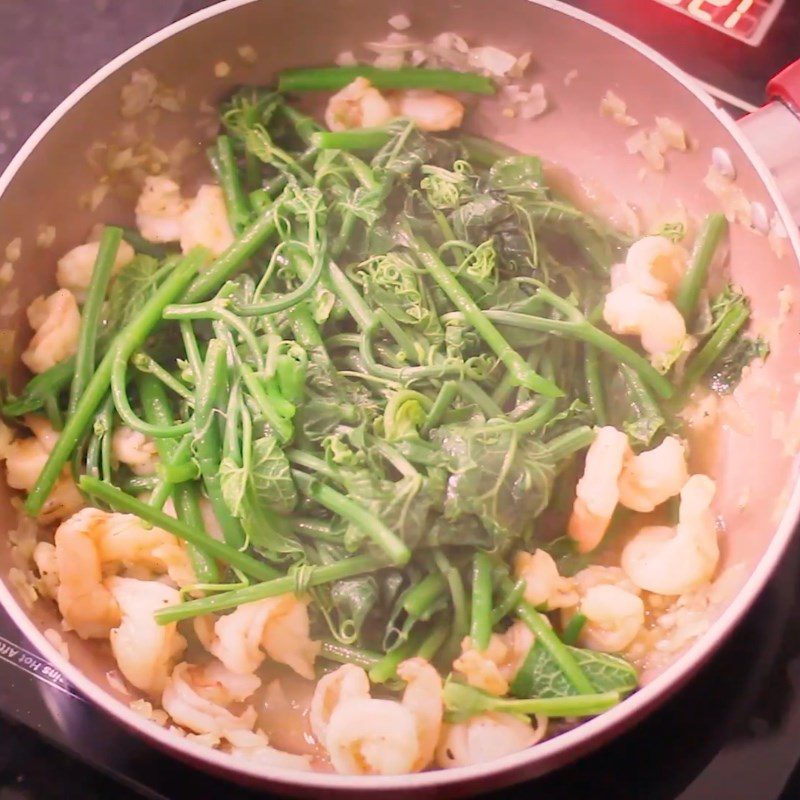 Step 5 Stir-fry chayote tops Chayote stir-fried with shrimp