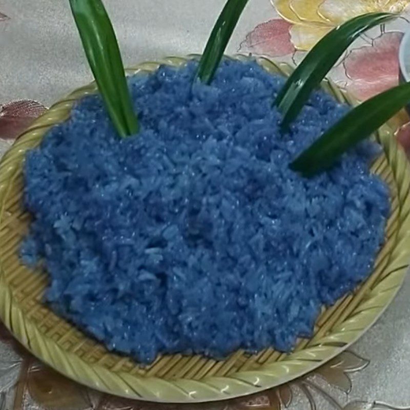 Step 4 Final Product Sticky rice with butterfly pea flower and pandan leaves using a rice cooker