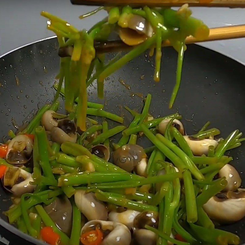 Step 3 Make stir-fried snails with tamarind Stir-fried snails with tamarind