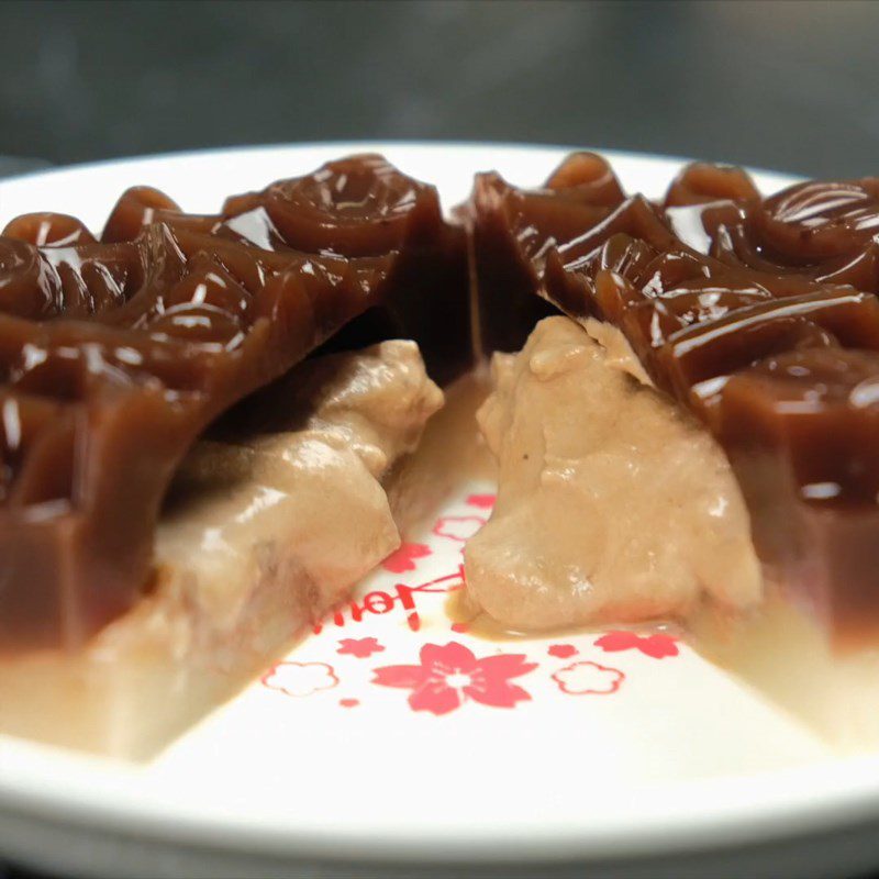 Step 6 Finished product of mooncake with tiramisu jelly filling