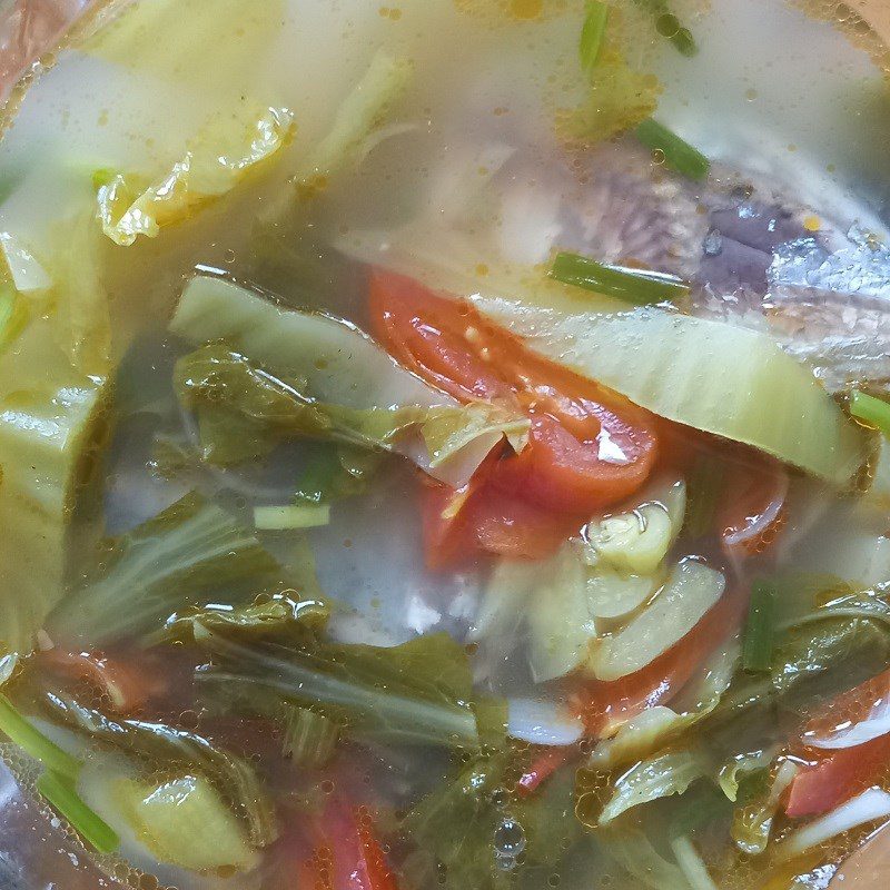 Step 4 Finished product of sour fish soup with pickled vegetables and tomatoes