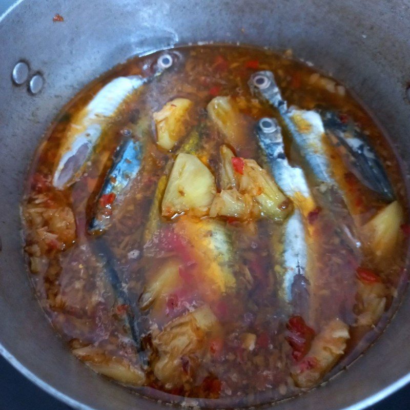 Step 4 Cooking fish Mackerel in caramel sauce (recipe shared by users)