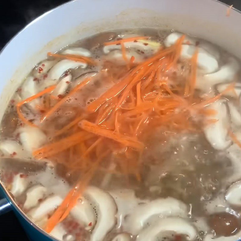 Step 4 Add mushrooms, vegetables, and stir the soup Sour and spicy soup