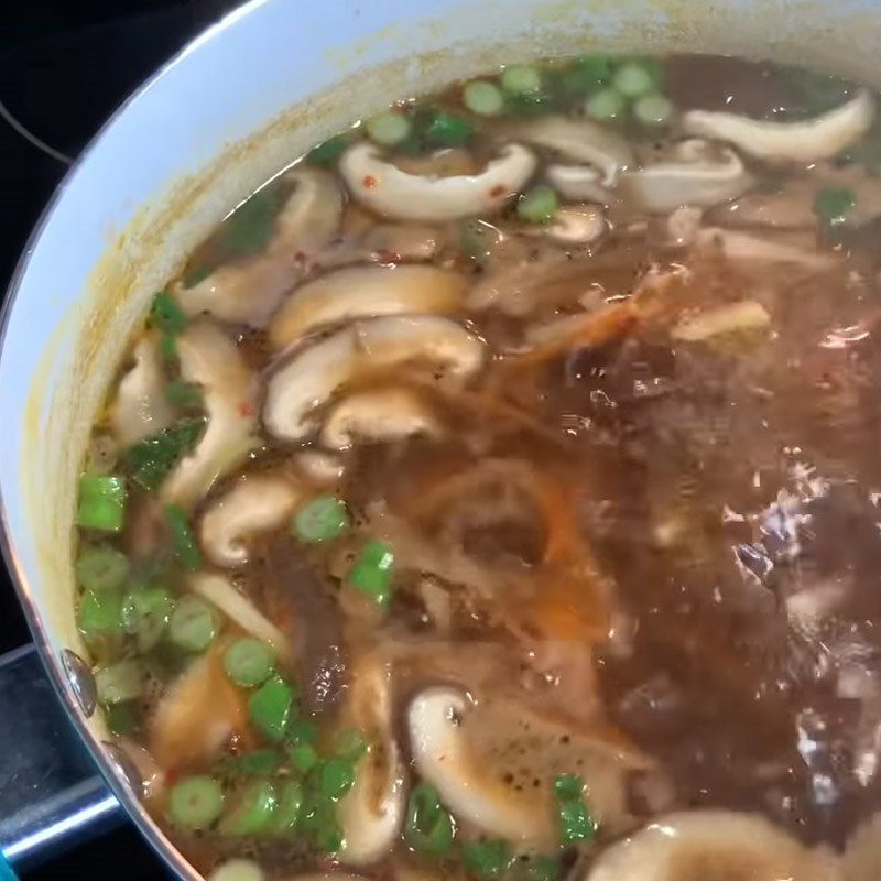 Step 4 Add mushrooms, vegetables, and stir the soup Sour and spicy soup