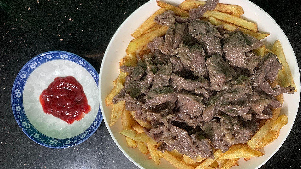 Fried beef with fried potatoes