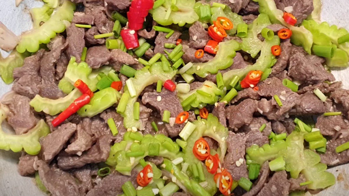 Stir-fried buffalo meat with bitter melon