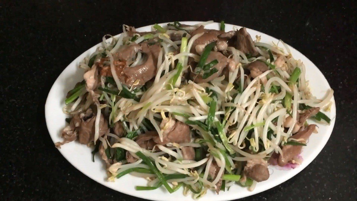 Stir-fried pork heart with bean sprouts