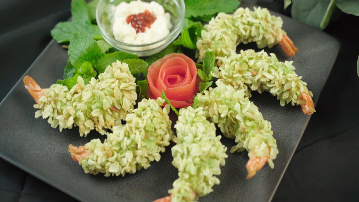 Fried shrimp with green rice using flour