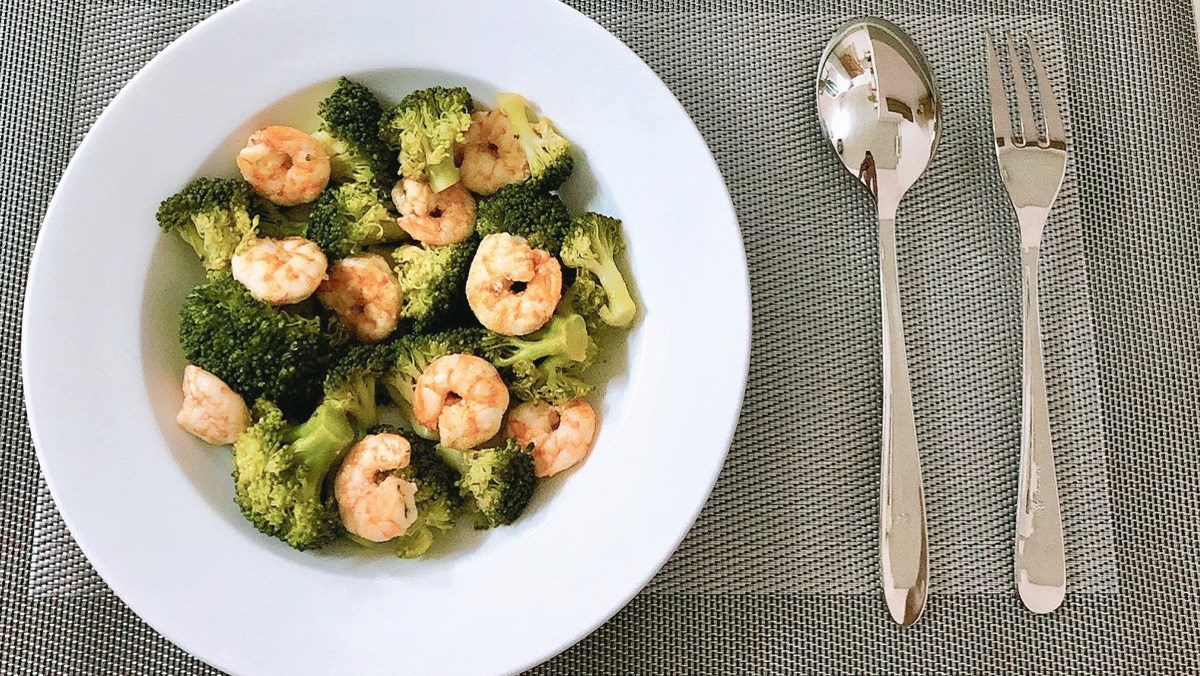 Shrimp stir-fried with broccoli