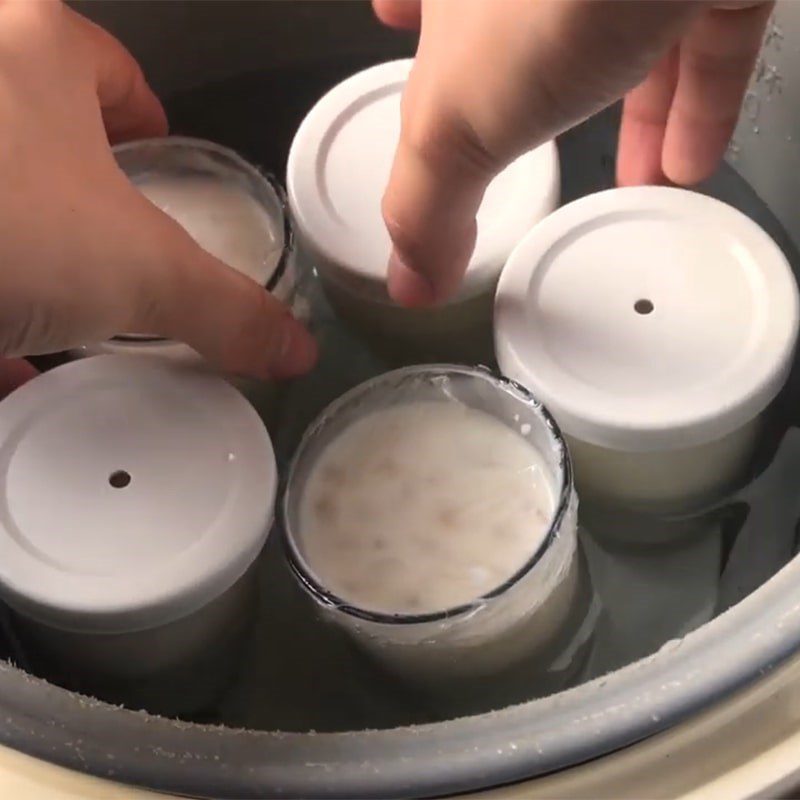 Step 4 Pouring into molds, incubating yogurt Upside down lychee yogurt