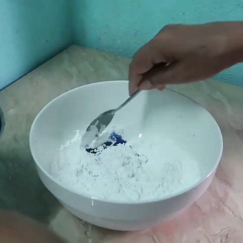 Step 2 Mix the dough for sweet bánh canh with butterfly pea flowers