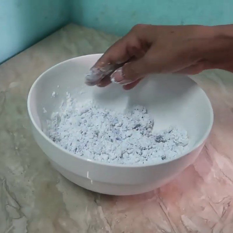 Step 2 Mix the dough for sweet bánh canh with butterfly pea flowers