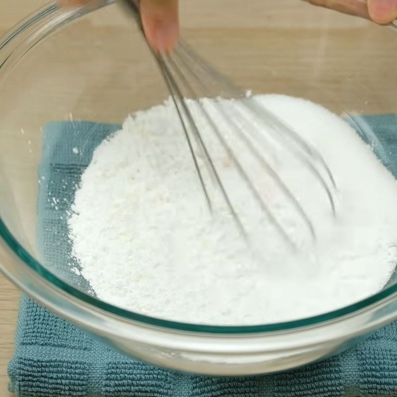 Step 1 Mixing the dough for Taiwanese taro mochi