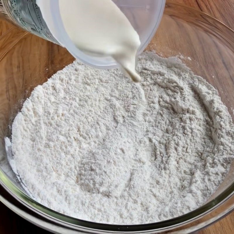 Step 1 Mixing the dough for milk bao without filling